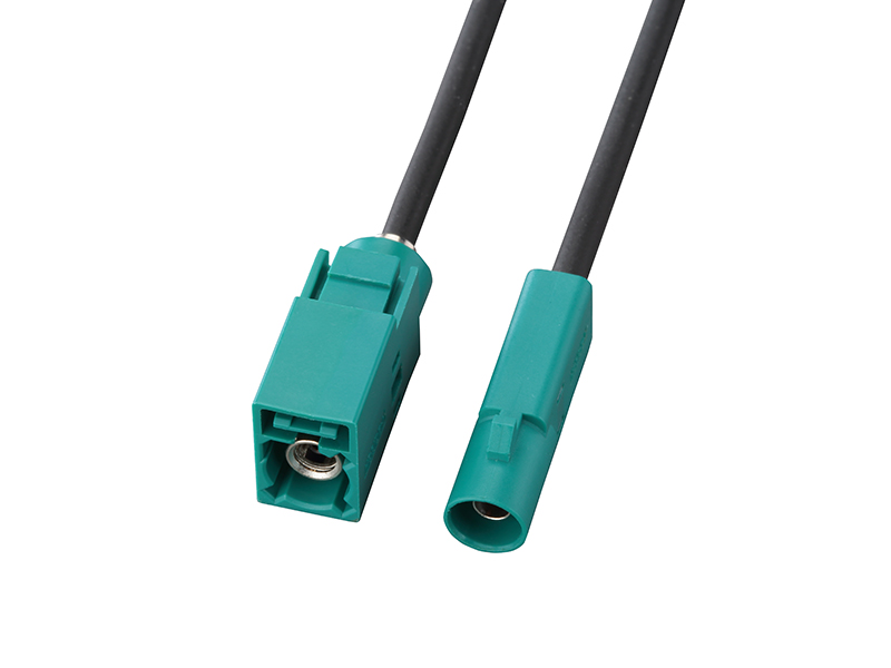High-performance FAKRA cable connector supporting  large-diameter, low-loss cables