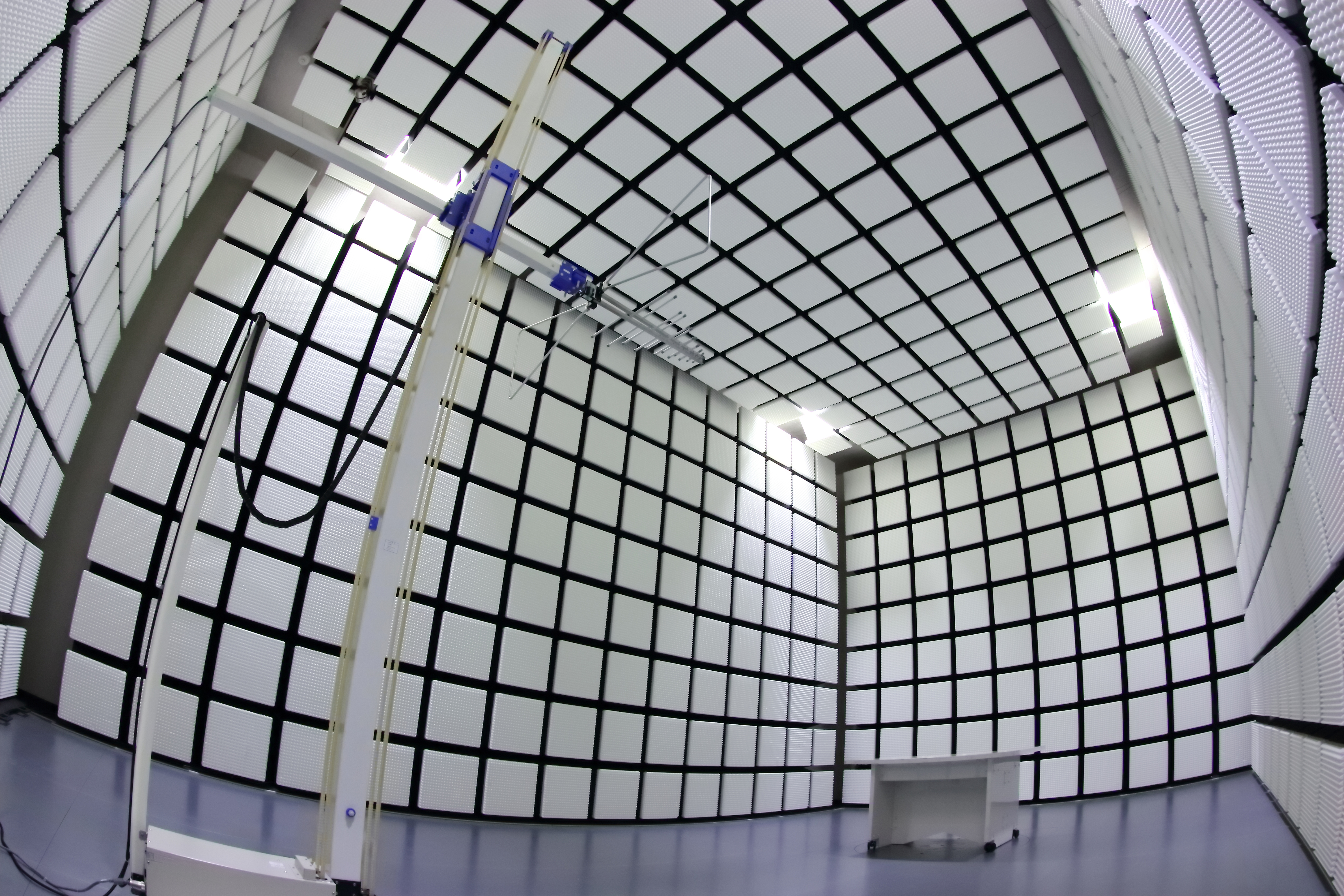 Electromagnetic anechoic chamber